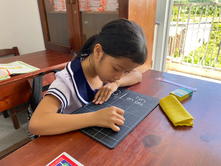 Em Yến Nhi chăm chỉ học tập tại lớp. Ảnh: Hoàng Vinh.