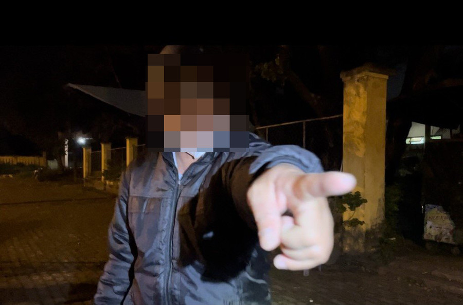 Người đàn ông còn có hành động chỉ tay về phía lực lượng kiểm tra lớn tiếng. Ảnh: Công an Đà Nẵng. Người đàn ông còn có hành động chỉ tay về phía lực lượng kiểm tra lớn tiếng. Ảnh: Công an Đà Nẵng.