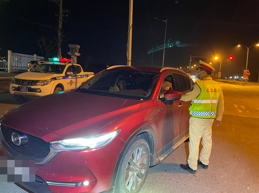 Lực lượng CSGT Cửa ô Hòa Nhơn (TP. Đà Nẵng) đo nồng độ cồn các tài xế. Ảnh: Công an Đà Nẵng. Lực lượng CSGT Cửa ô Hòa Nhơn (TP. Đà Nẵng) đo nồng độ cồn các tài xế. Ảnh: Công an Đà Nẵng.