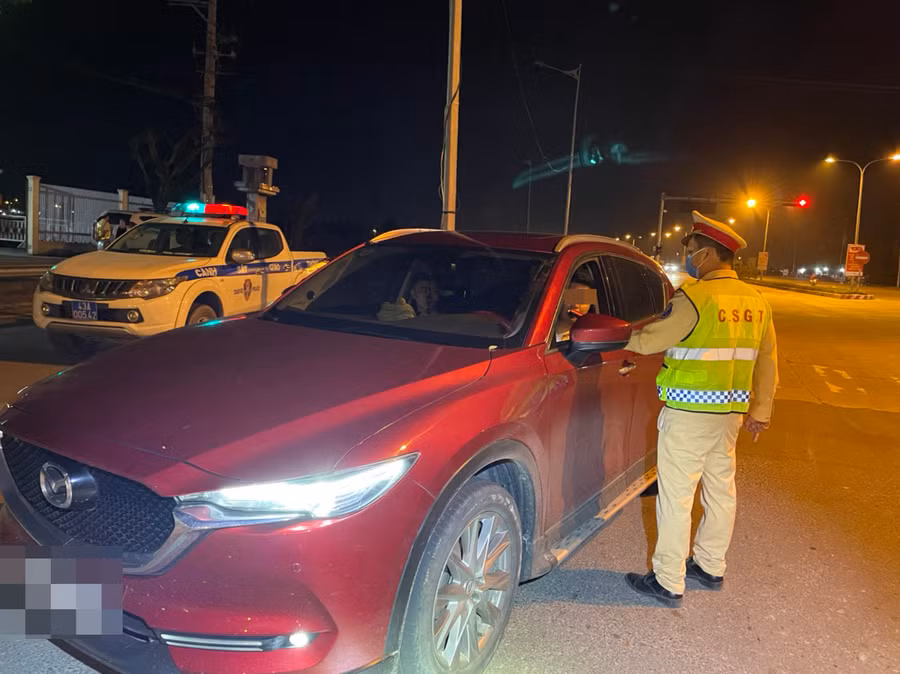 Lực lượng CSGT Cửa ô Hòa Nhơn (TP. Đà Nẵng) đo nồng độ cồn các tài xế. Ảnh: Công an Đà Nẵng.