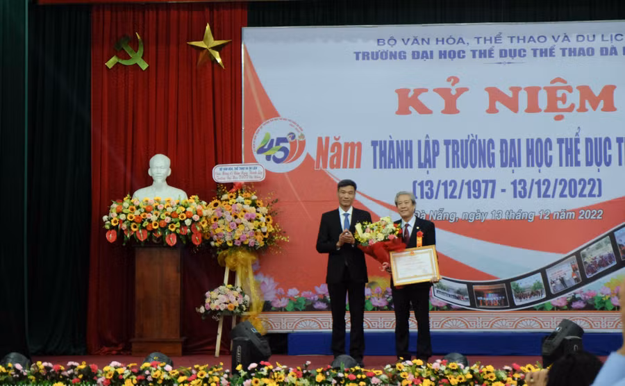 Thừa ủy quyền của Chủ tịch nước, Hiệu trưởng Trường Đại học Thể dục Thể thao Đà Nẵng đã trao Huân chương Lao động hạng Nhì cho PGS.TS Lê Đức Chương – Nguyên Hiệu trưởng Trường Đại học Thể dục Thể thao Đà Nẵng