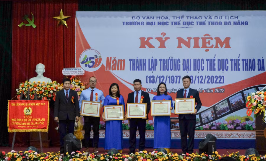 Trao Bằng khen của Bộ trưởng Bộ Văn hóa Thể thao và Du lịch cho 5 tập thể của Trường Đại học Thể dục Thể thao Đà Nẵng.