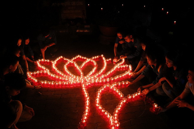 Những ngọn nến tri ân được thắp sáng tại Nghĩa trang Liệt sĩ TPHCM. Những ngọn nến tri ân được thắp sáng tại Nghĩa trang Liệt sĩ TPHCM.