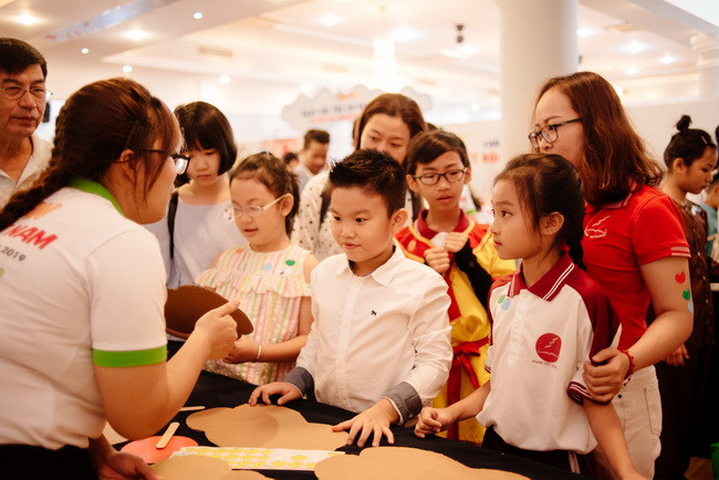 Ngày hội thu hút rất đông các bạn trẻ và phụ huynh tham dự Ngày hội thu hút rất đông các bạn trẻ và phụ huynh tham dự