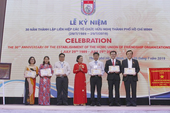 Bà Nguyễn Phương Nga - Chủ tịch Liên hiệp các tổ chức Hữu nghị Việt Nam trao giấy khen cho các đơn vị, cá nhân thuộc Liên hiệp Bà Nguyễn Phương Nga - Chủ tịch Liên hiệp các tổ chức Hữu nghị Việt Nam trao giấy khen cho các đơn vị, cá nhân thuộc Liên hiệp