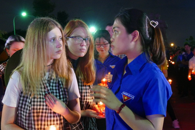 Các bạn trẻ đến từ Liên bang Nga cùng tham gia buổi lễ tri ân. Các bạn trẻ đến từ Liên bang Nga cùng tham gia buổi lễ tri ân.