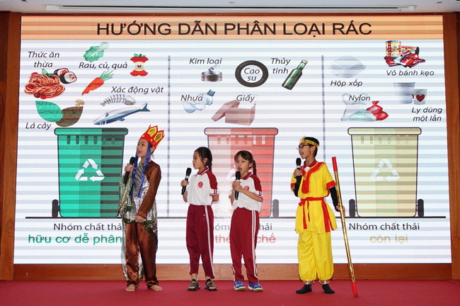 Nhóm Voi rừng thể hiện với dự án của mình. Nhóm Voi rừng thể hiện với dự án của mình.