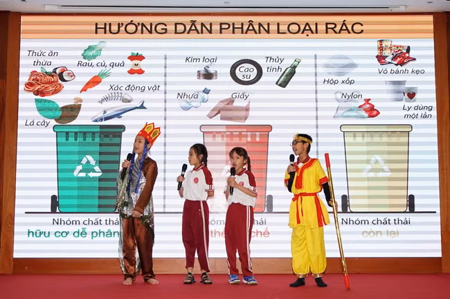 Nhóm Voi rừng thể hiện với dự án của mình.