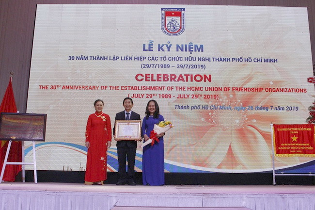 Chủ tịch Liên hiệp các tổ chức Hữu nghị Việt Nam Nguyễn Phương Nga trao bằng khen cho đại diện lãnh đạo Liên hiệp các tổ chức Hữu nghị TP.HCM Chủ tịch Liên hiệp các tổ chức Hữu nghị Việt Nam Nguyễn Phương Nga trao bằng khen cho đại diện lãnh đạo Liên hiệp các tổ chức Hữu nghị TP.HCM
