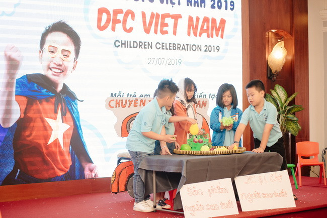 Đội Dalat Kids trình bày về dự án "Cùng con tâm sự" Đội Dalat Kids trình bày về dự án "Cùng con tâm sự"