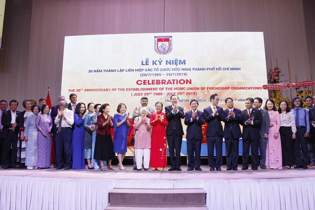 Các đại biểu chụp hình lưu niệm tại buổi lễ. Các đại biểu chụp hình lưu niệm tại buổi lễ.