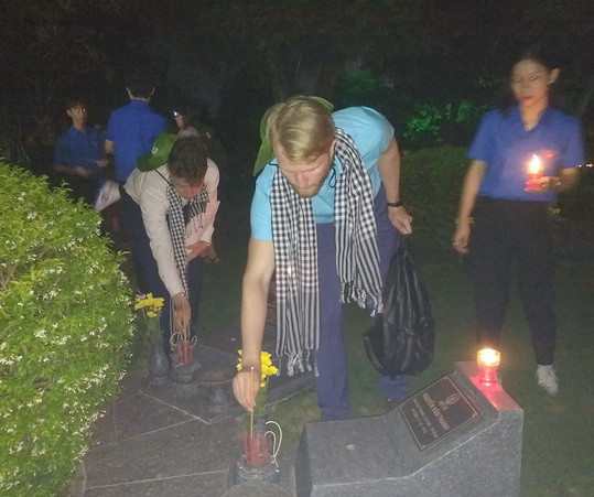 Các đại biểu đến thắp hương tại các khu mộ liệt sĩ. Các đại biểu đến thắp hương tại các khu mộ liệt sĩ.