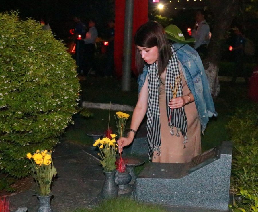 Các đại biểu Liên bang Nga đến thắp hương cho các anh hùng liệt sĩ Việt Nam. Các đại biểu Liên bang Nga đến thắp hương cho các anh hùng liệt sĩ Việt Nam.