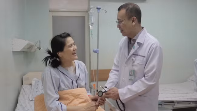 PGS TS BS. Nguyễn Hoàng Định thăm khám cho chị Đ. (Ảnh: BVCC).