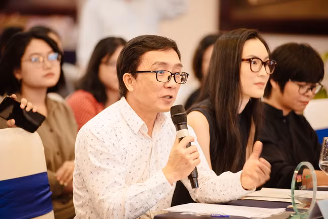 Ban giám khảo góp ý cho các dự án tại Ngày hội.