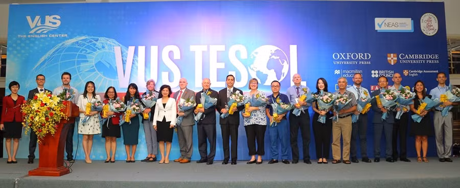 Ban tổ chức tặng hoa cho các diễn giả tham gia sự kiện.