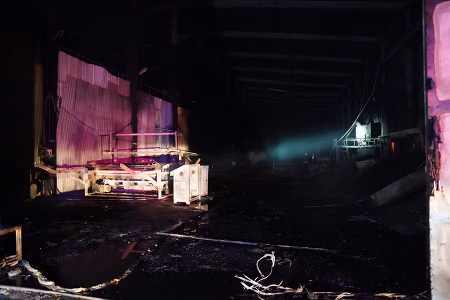 Bên trong nhà xưởng bị cháy.