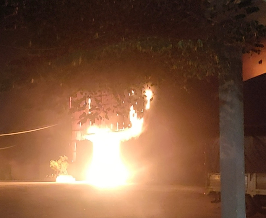 Ngọn lửa bùng cháy dữ dội. Ngọn lửa bùng cháy dữ dội.