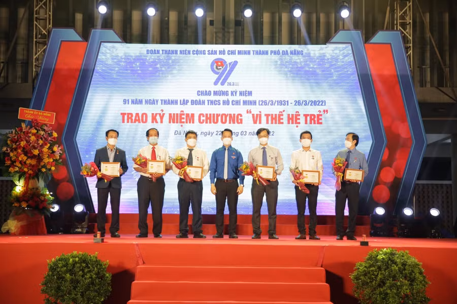 Thành Đoàn Đà Nẵng trao kỷ niệm chương "Vì thế hệ trẻ" của Trung ương Đoàn TNCS Hồ Chí Minh cho các cá nhân có sự cống hiến lớn lao.