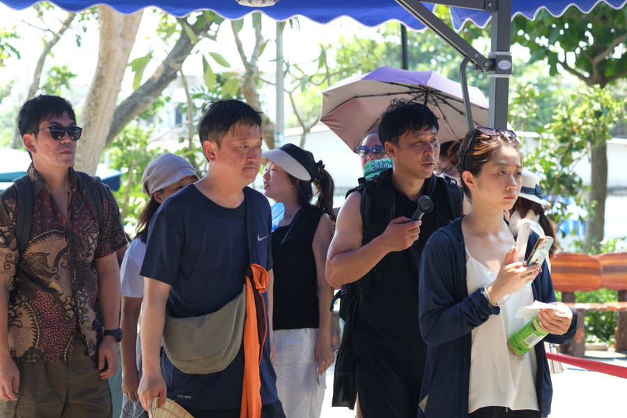 Lượng khách đông nên sau khi mua vé, du khách phải xếp hàng dài để đợi đi thang máy lên Ngũ Hành Sơn. Lượng khách đông nên sau khi mua vé, du khách phải xếp hàng dài để đợi đi thang máy lên Ngũ Hành Sơn.