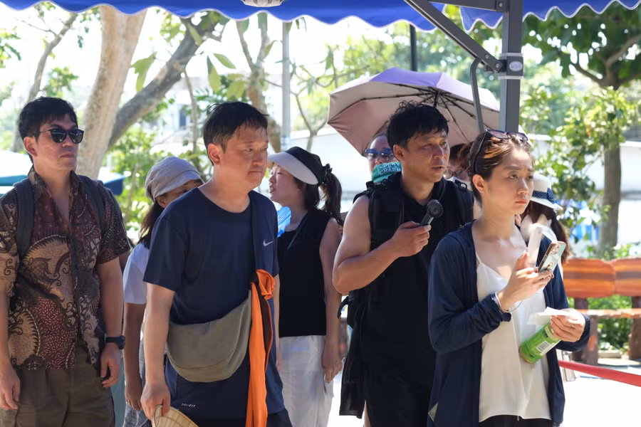 Lượng khách đông nên sau khi mua vé, du khách phải xếp hàng dài để đợi đi thang máy lên Ngũ Hành Sơn.