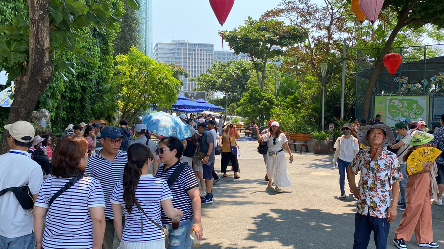 Càng về trưa lượng khách đổ về danh thắng Ngũ Hành Sơn càng đông. Càng về trưa lượng khách đổ về danh thắng Ngũ Hành Sơn càng đông.