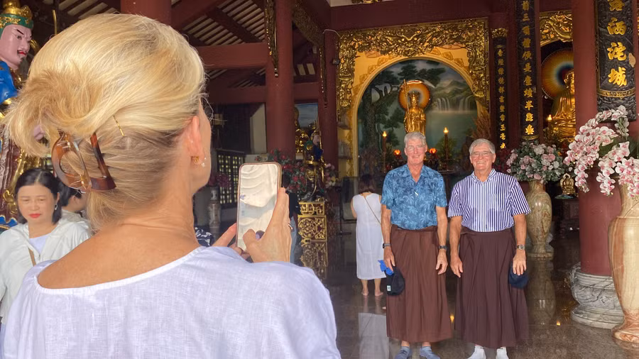 Theo quy định của chùa, nếu du khách mặc quần đùi, quần lửng thì phải choàng khăn để đảm bảo sự tôn nghiêm khi vào trong chánh điện.