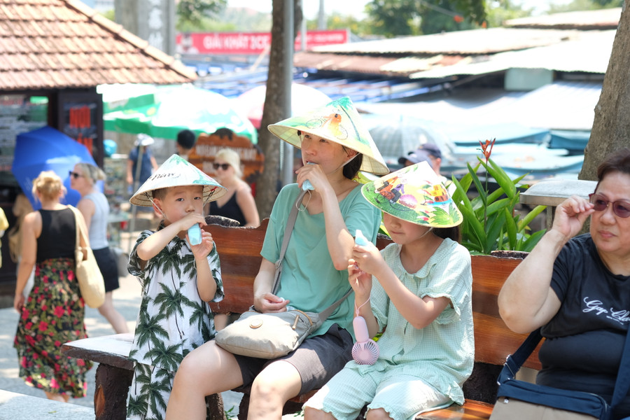 Du khách nghỉ ngơi dưới trời nắng gắt của Đà Nẵng. Du khách nghỉ ngơi dưới trời nắng gắt của Đà Nẵng.