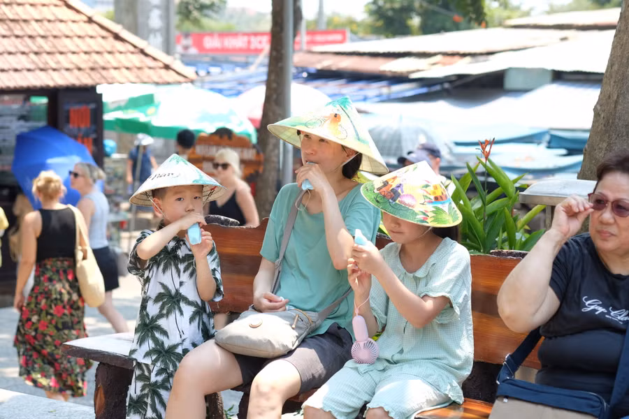 Du khách nghỉ ngơi dưới trời nắng gắt của Đà Nẵng.