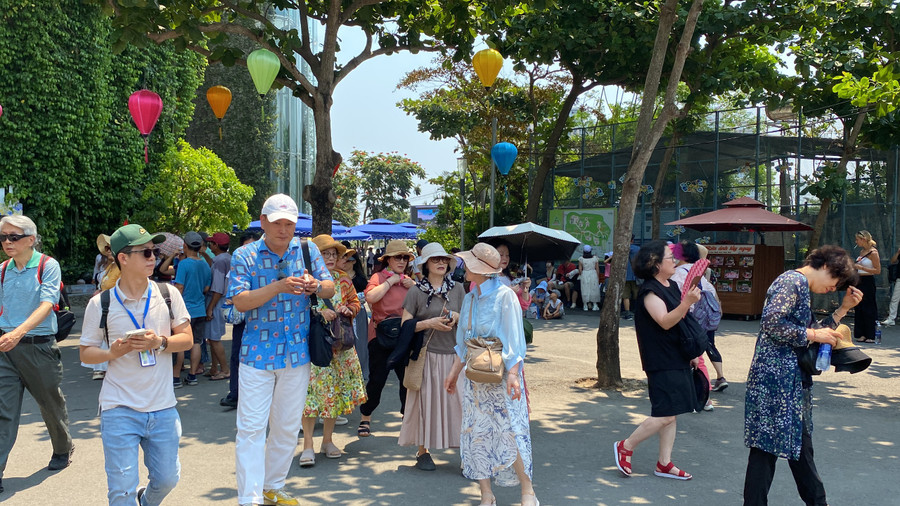 Còn tại Khu danh thắng Ngũ Hành Sơn (TP Đà Nẵng), ngay từ sáng đã có hàng ngàn du khách đổ về tham quan. Còn tại Khu danh thắng Ngũ Hành Sơn (TP Đà Nẵng), ngay từ sáng đã có hàng ngàn du khách đổ về tham quan.
