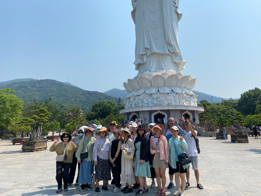 Đoàn khách quốc tế chụp ảnh lưu niệm tại chùa Linh Ứng – bán đảo Sơn Trà. Đoàn khách quốc tế chụp ảnh lưu niệm tại chùa Linh Ứng – bán đảo Sơn Trà.