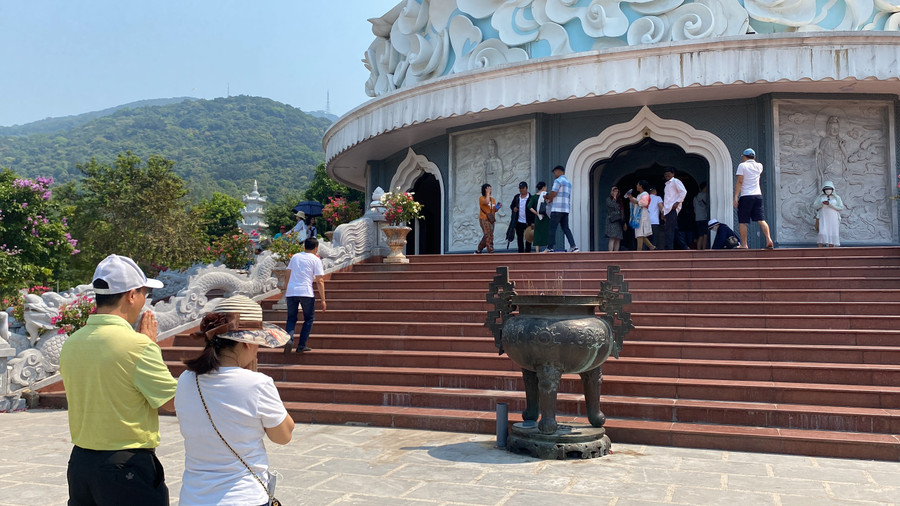 Bất chấp nắng nóng, nhiều du khách “đội nắng” để cầu nguyện dưới chân tượng Quán Thế Âm Bồ Tát. Bất chấp nắng nóng, nhiều du khách “đội nắng” để cầu nguyện dưới chân tượng Quán Thế Âm Bồ Tát.