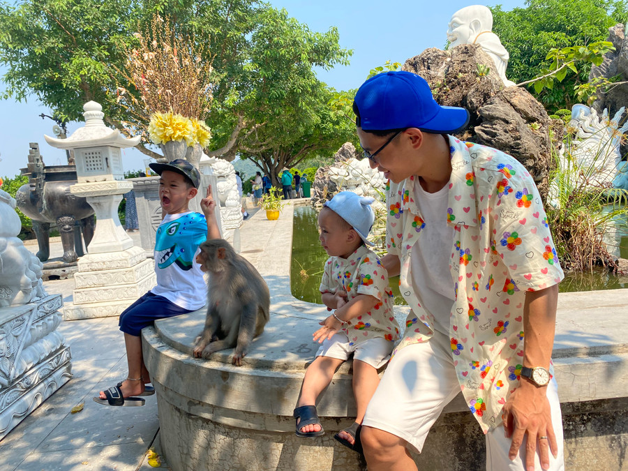 Một con khỉ trên bán đảo Sơn Trà xuống đùa giỡn với du khách tại chùa Linh Ứng. Một con khỉ trên bán đảo Sơn Trà xuống đùa giỡn với du khách tại chùa Linh Ứng.