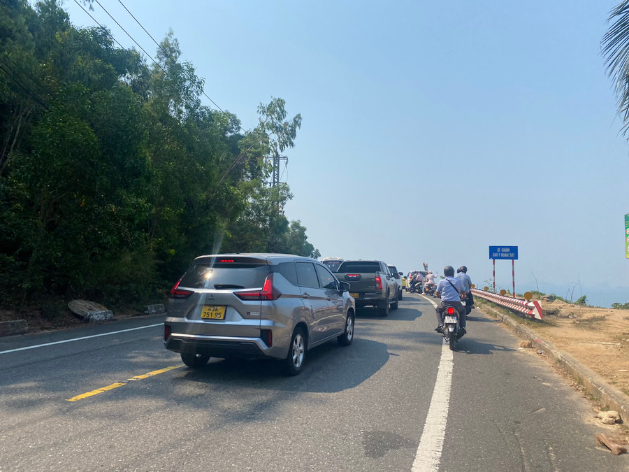 Ghi nhận của PV Báo GD&TĐ, ngày 30/4, đường lên Chùa Linh Ứng đôi lúc bị tắc, vì lượng khách lên quá đông. Ghi nhận của PV Báo GD&TĐ, ngày 30/4, đường lên Chùa Linh Ứng đôi lúc bị tắc, vì lượng khách lên quá đông.