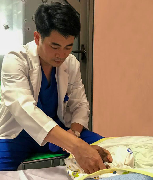 Bác sĩ thăm khám cho bệnh nhi (BVCC). Bác sĩ thăm khám cho bệnh nhi (BVCC).