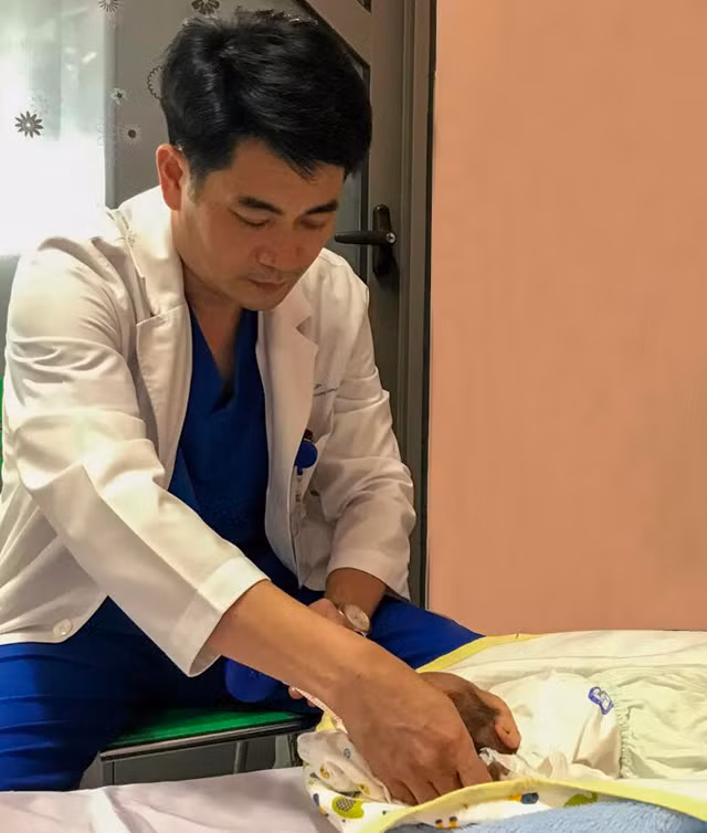 Bác sĩ thăm khám cho bệnh nhi (BVCC).