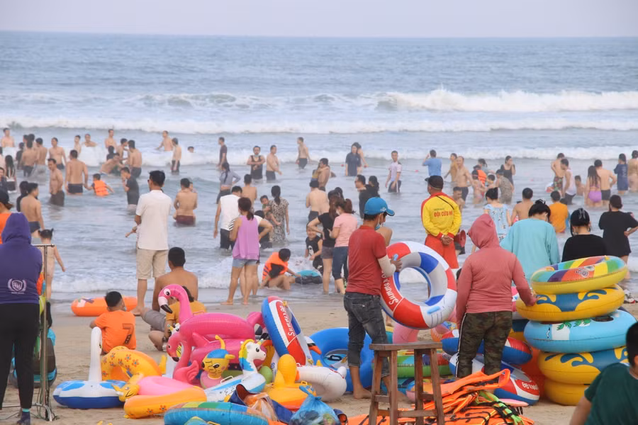 Lượng khách đến Đà Nẵng tăng mạnh trong ngày đầu kỳ nghỉ lễ Giỗ Tổ.