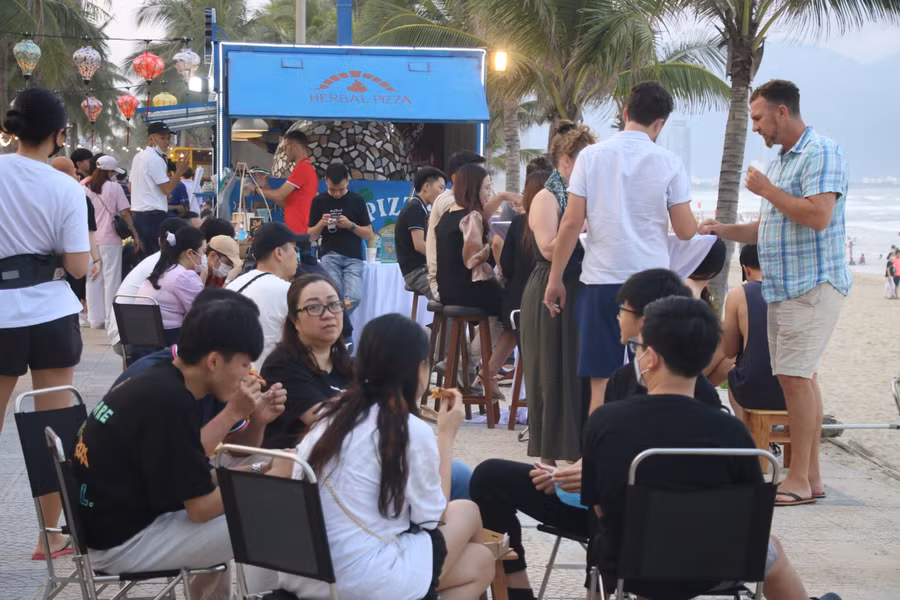 Đà Nẵng sôi động trở lại sau thời gian dài vắng bóng du khách vì dịch.