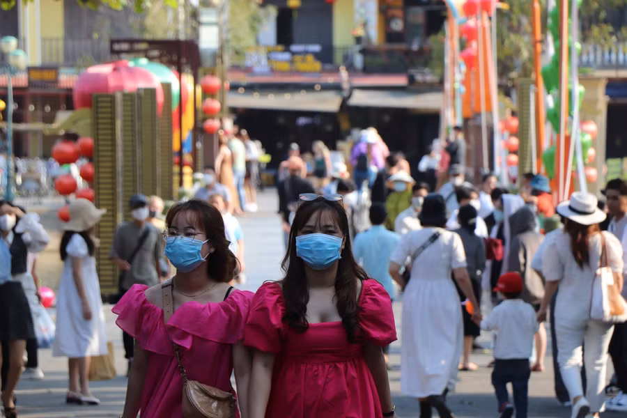 Trên một số cung đường trung tâm phố cổ như Nguyễn Thái Học, Bạch Đằng, Trần Phú... có rất đông du khách tản bộ