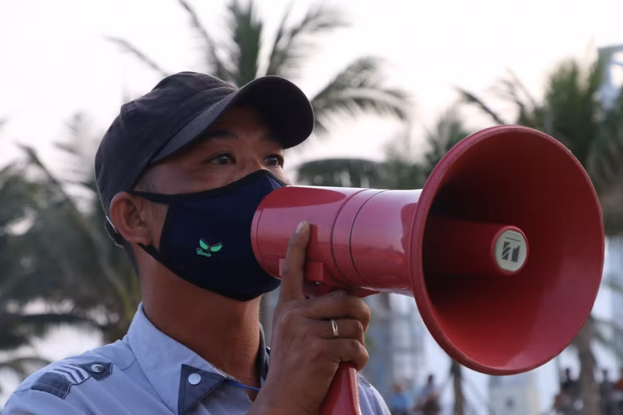 Lực lượng bảo vệ Ban Quản lý bán đảo Sơn Trà và các bãi biển du lịch Đà Nẵng luôn nhắc nhở du khách tắm biển an toàn.