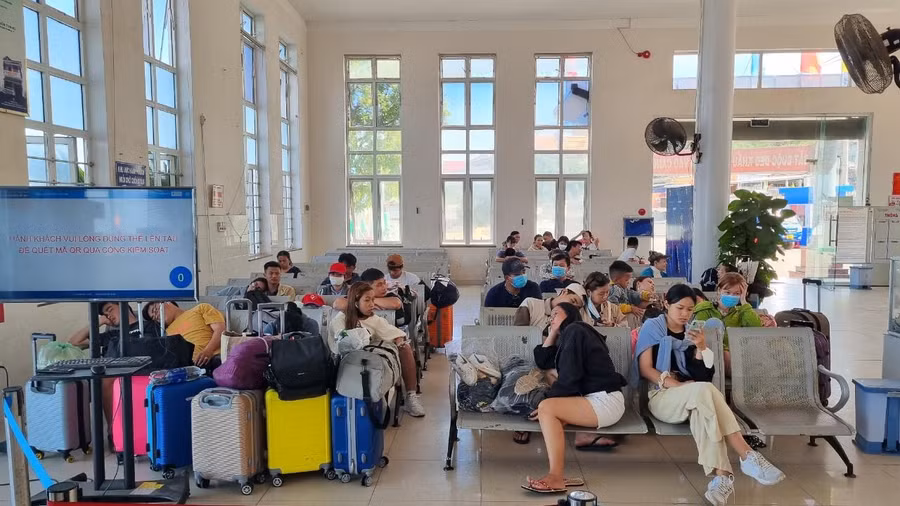 Nhóm du khách chờ tàu đi đảo Lý Sơn tại Cảng Sa Kỳ.