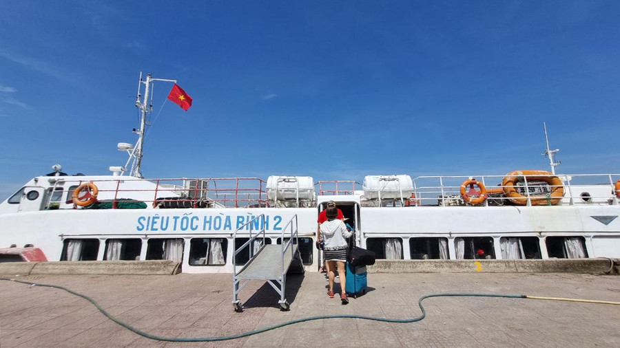 Cùng với tàu Chín Nghĩa 09 thì tàu Hòa Bình 2 là hai tàu cho rằng mình bị chèn ép trong bố trí lịch phiên chuyến. Cùng với tàu Chín Nghĩa 09 thì tàu Hòa Bình 2 là hai tàu cho rằng mình bị chèn ép trong bố trí lịch phiên chuyến.