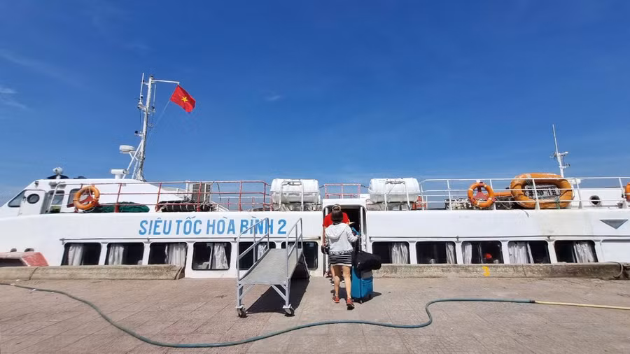 Cùng với tàu Chín Nghĩa 09 thì tàu Hòa Bình 2 là hai tàu cho rằng mình bị chèn ép trong bố trí lịch phiên chuyến.