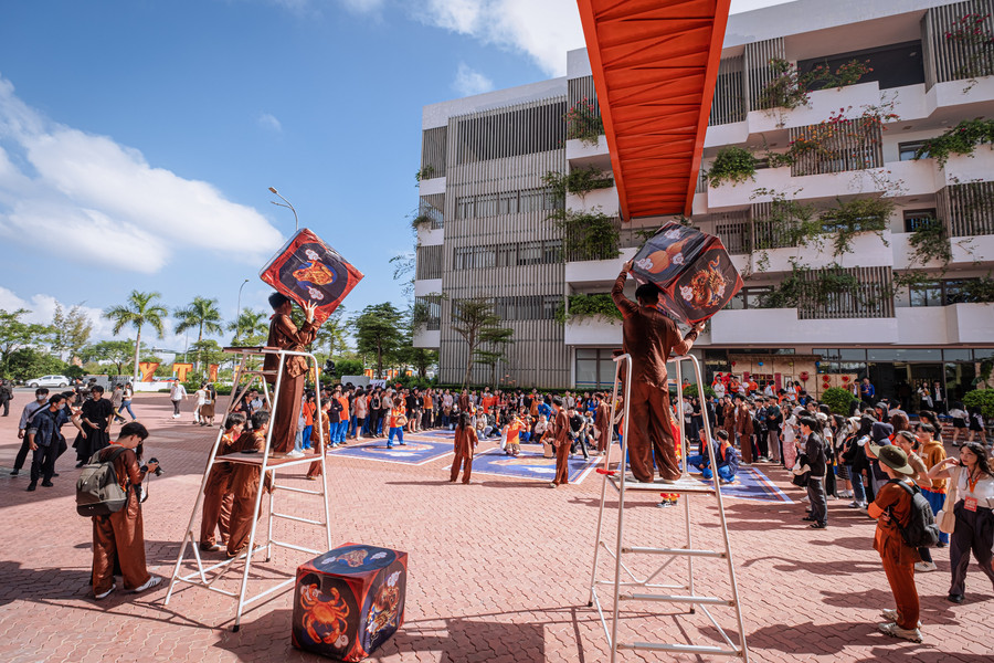 Trò chơi Bầu cua tôm cá được “phóng đại&quot; khiến nhiều bạn trẻ thích thú, hào hứng tham gia.