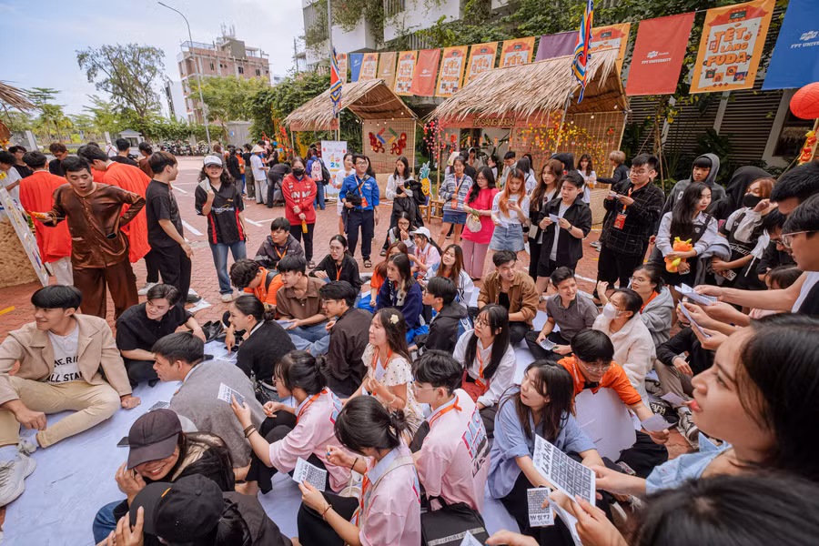 Các bạn học sinh tại nhiều trường THPT trên địa bàn thành phố cũng không khỏi bất ngờ về không gian Tết ấn tượng tại Đại học FPT Đà Nẵng.