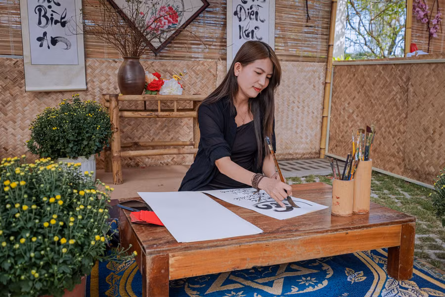 Bạn cũng có thể chiêm ngưỡng nghệ thuật Thư pháp ngay tại Hội Làng 2024.