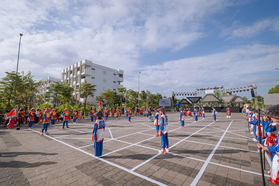 Trò chơi Cờ người được Đại học FPT Đà Nẵng tái hiện, tổ chức bài bản với sự tham dự của gần một trăm sinh viên tại trường, cũng là những môn sinh của Việt Võ Đạo Vovinam.