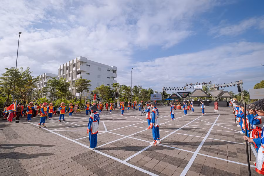 Trò chơi Cờ người được Đại học FPT Đà Nẵng tái hiện, tổ chức bài bản với sự tham dự của gần một trăm sinh viên tại trường, cũng là những môn sinh của Việt Võ Đạo Vovinam.