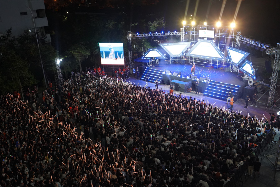 Đại nhạc hội thu hút hơn 13.000 bạn trẻ đến tham gia và thưởng thức âm nhạc.