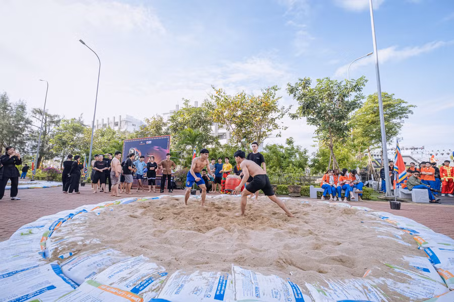 Các “tráng sĩ" nhiệt huyết giao lưu thi đấu trong bộ môn Vật làng Sình, một nét đẹp trong văn hoá truyền thống xứ Huế.